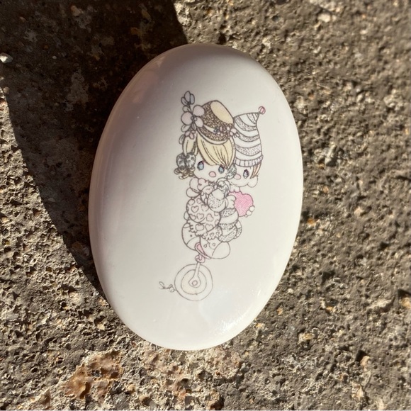 Precious Moments Samuel J Butcher Enesco White Oval Brooch with Cartoon Design - Picture 3 of 10